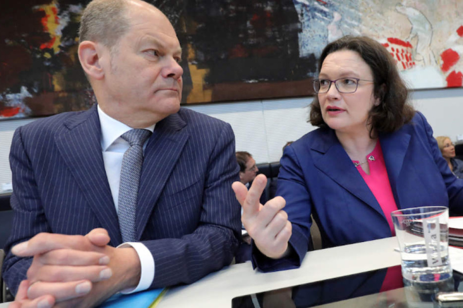 SPD-Chefin Andrea Nahles (48) und Vize-Kanzler Olaf Scholz (60, SPD) diskutieren. (Archivbild)