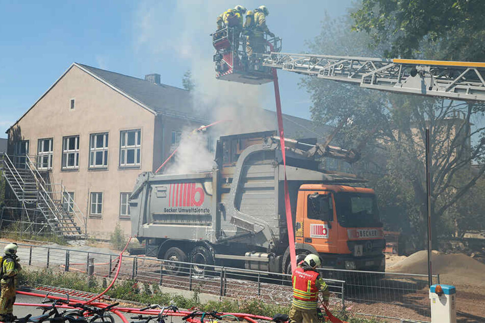 Die Löscharbeiten dauern an.