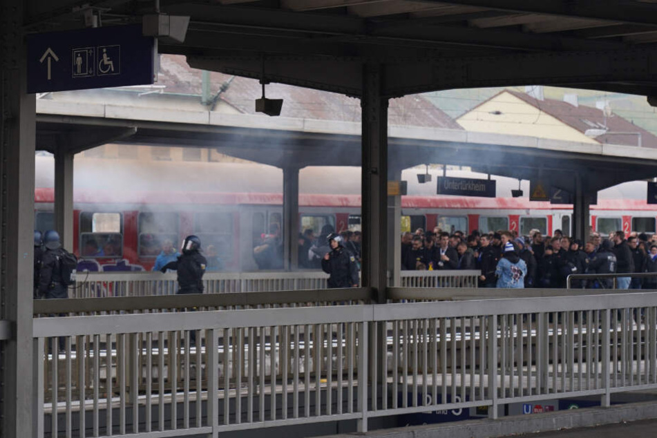An der Haltestelle Untertürkheim erkennt man Rauch.