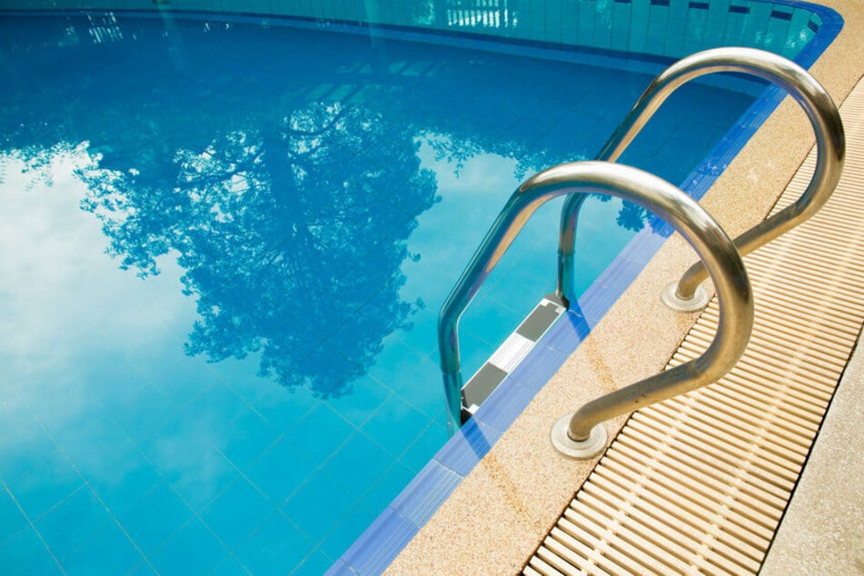 Schock im Urlaub: 13-Jährige von Pool-Pumpe angesaugt, Hotel sieht sich nicht in der Schuld