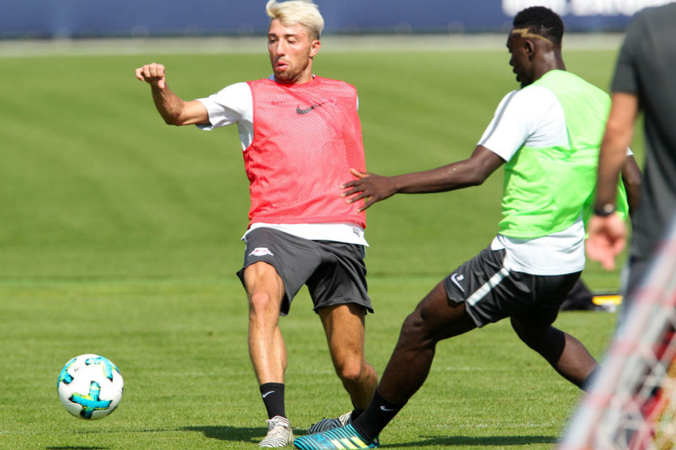 Stürmer Jean-Kevin Augustin (r.) versucht Kevin Kampl den Ball abzunehmen. Am Montag stehen beide mit dem Team wieder auf dem Trainingsplatz. (Archivbild)