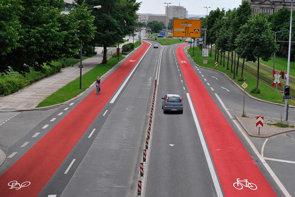 So stellt sich der ADFC die Radspuren auf der Albertstraße vor. Die Stadt plant aber tatsächlich einen Radweg samt überbreiter Autospur.
