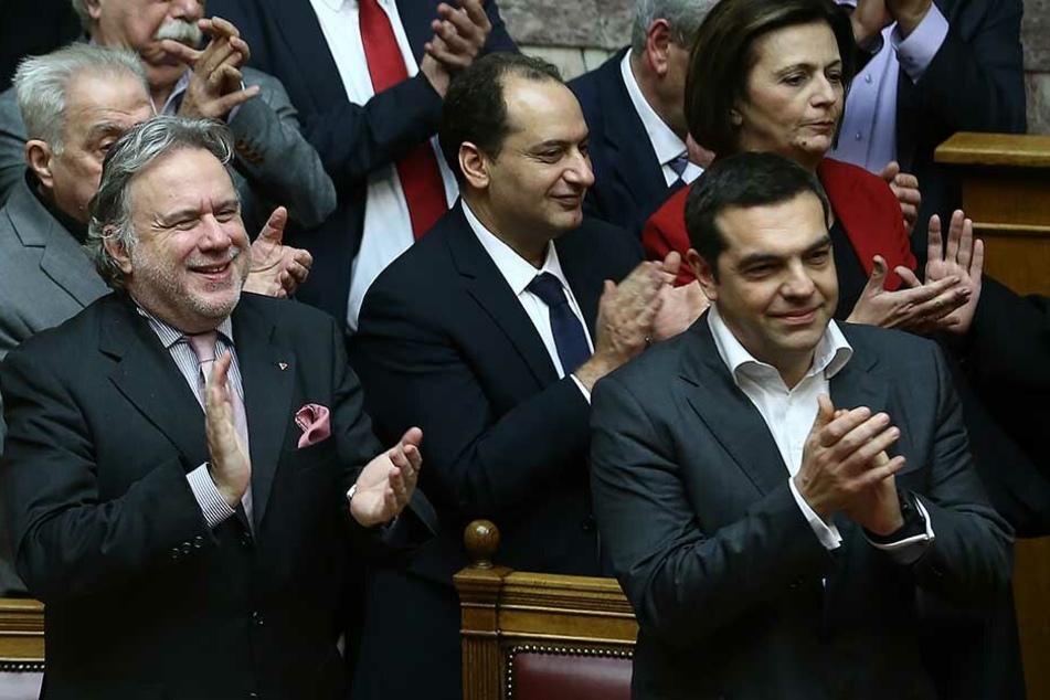 Alexis Tsipras (r), Ministerpräsident von Griechenland, steht applaudierend neben anderen Regierungsmitgliedern (Archivbild).