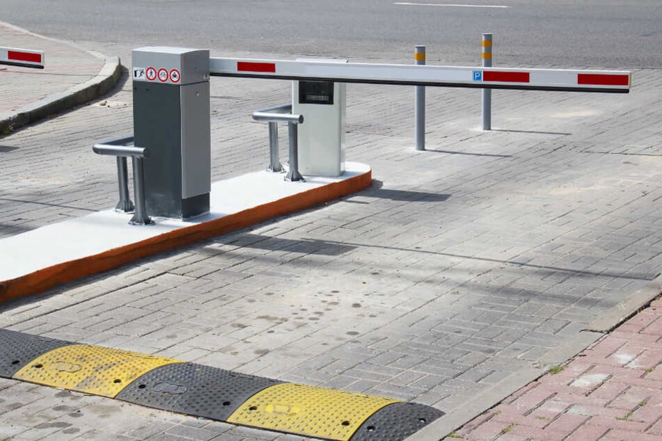 Die Rentnerin riss die Schranke kurzerhand ab. (Symbolbild)
