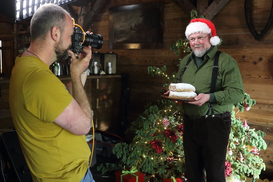 Fotograf Tobias Ritz (38, l.) setzt Stollen und Weihnachtsmann René Schwittay (47) in Szene.