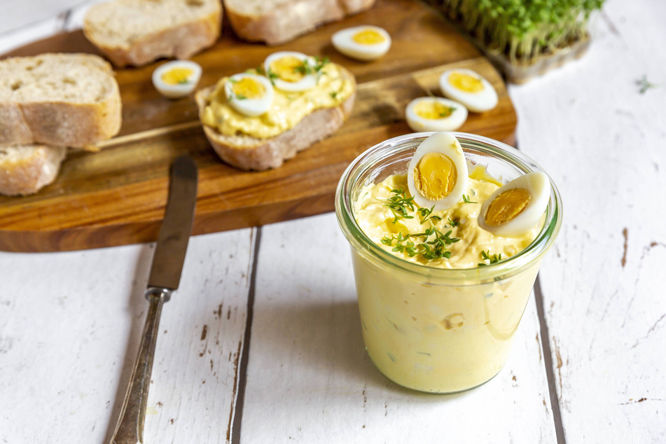 Eiersalat ist auf Brot oder Brötchen, als Dip beim Grillen oder als kleine Zwischenmahlzeit perfekt geeignet.