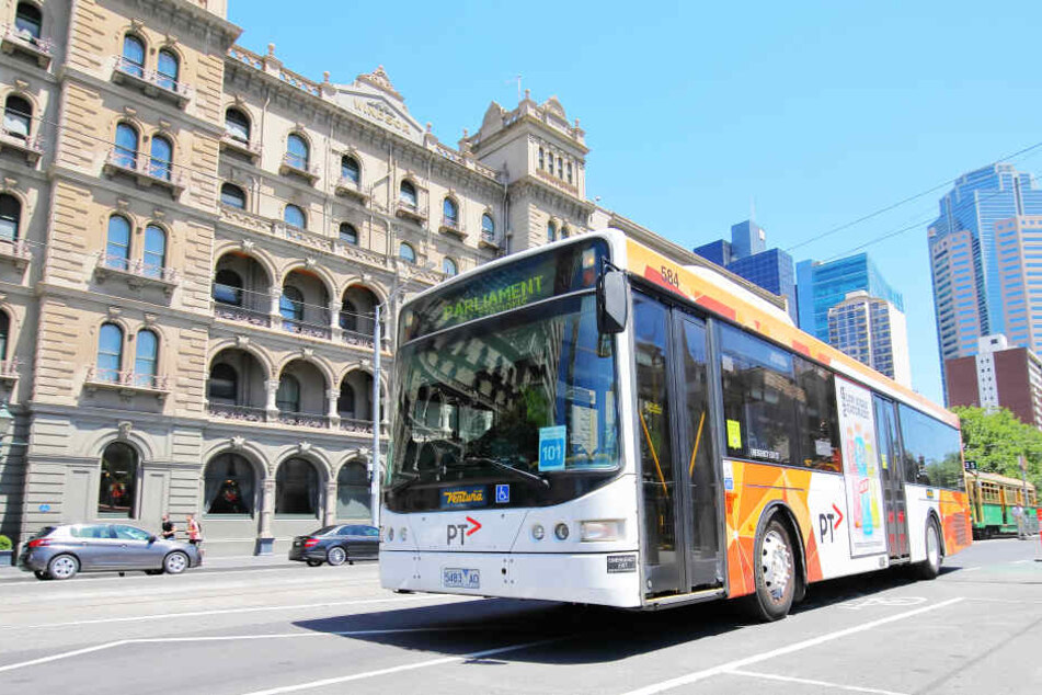 Ein Bus steht an einer Haltestelle in Melbourne (Symbolbild).