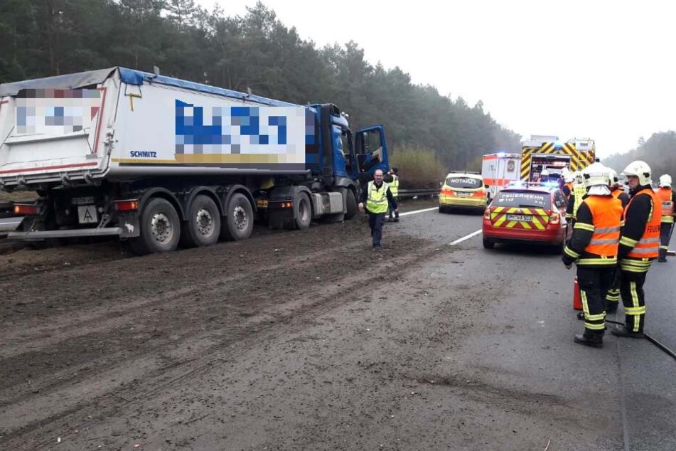 Erde aus dem Grünstreifen verteilte sich über die halbe Fahrbahn.