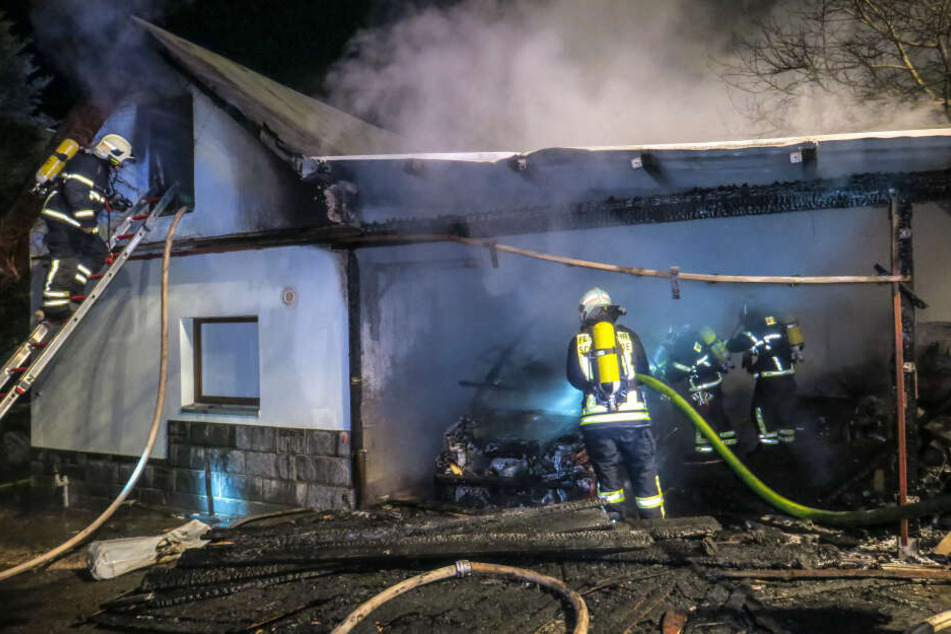 Die Flammen griffen vom Carport auf einen Schuppen über.