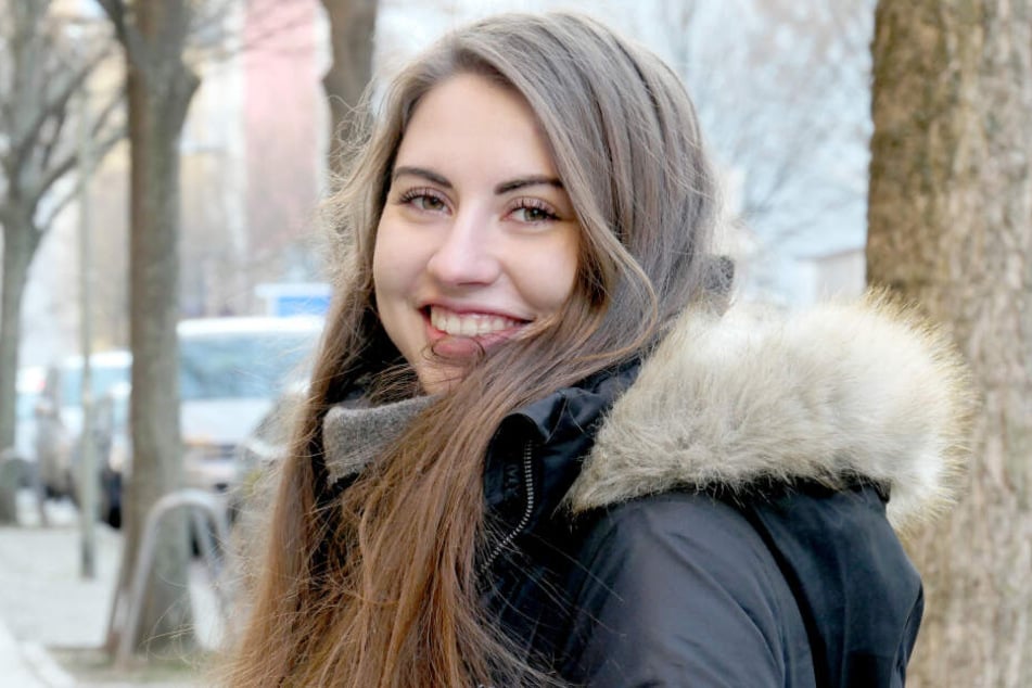 Isabelle lächelt in die Kamera.