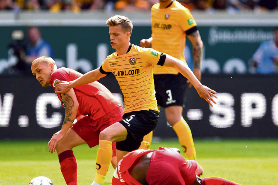 Dzenis Burnic (M.) gegen die Paderborner Christopher Antwi-Adjei und Sven Michel (l.). Um Burnic will Ralf Minge bis zum Letzten kämpfen.