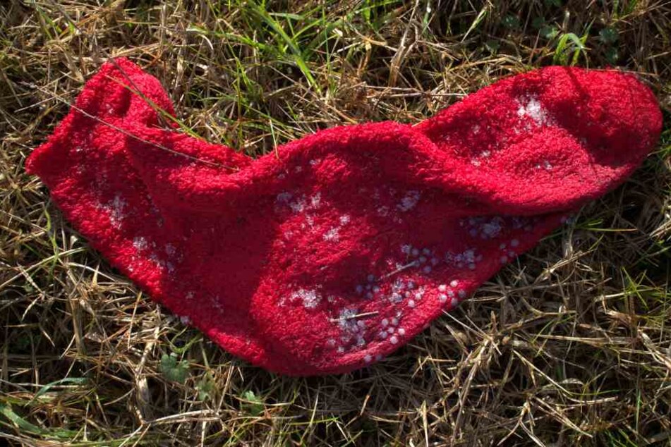 Frau macht widerliche Entdeckung in ihren Socken
