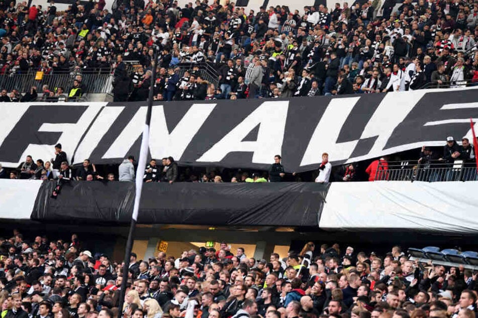 Fans von Frankfurt halten vor Spielbeginn ein Transparent mit der Aufschrift "Finale" auf der Tribüne.