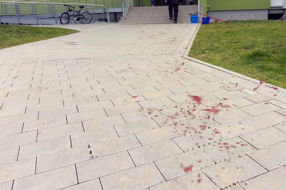 Die Blutspur führte quer über die Mainzer Straße.