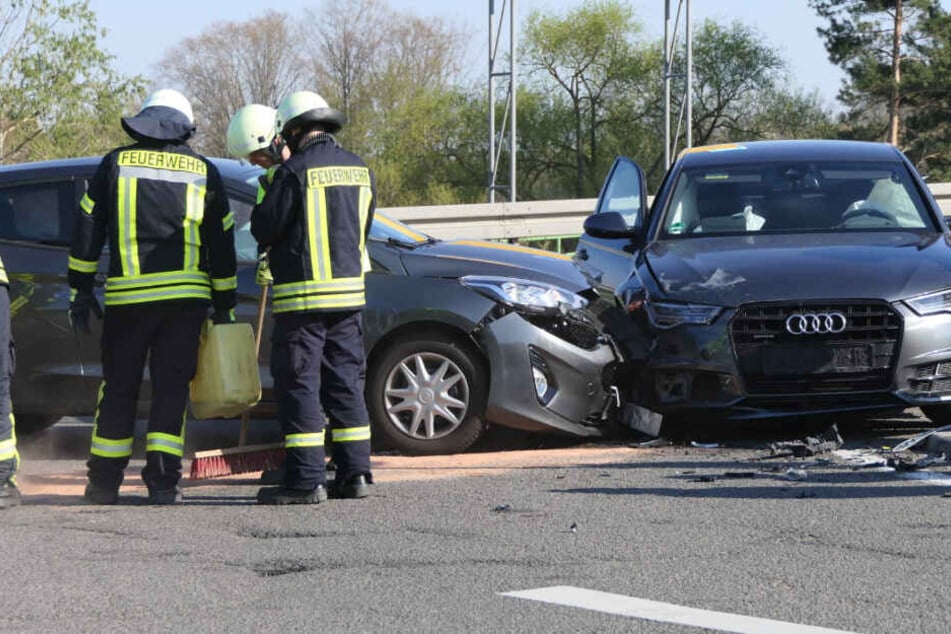 Ein Audi und ein Ford krachten kurz vor der Auffahrt Leipzig zusammen.