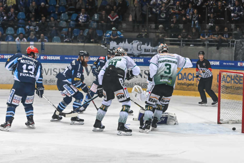 Die Eislöwen schossen im Schlussdrittel die Steelers ab und feierten den Sieg.