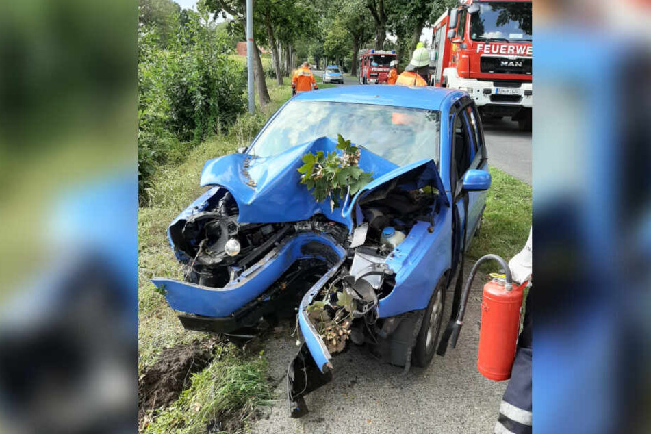 Die Front des Autos wurde komplett zerstört.
