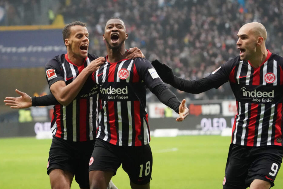 Timothy Chandler (Li.) und Bas Dost (Re.) feiern den fulminanten Treffer von Almamy Touré zum 1:0 für die Eintracht.