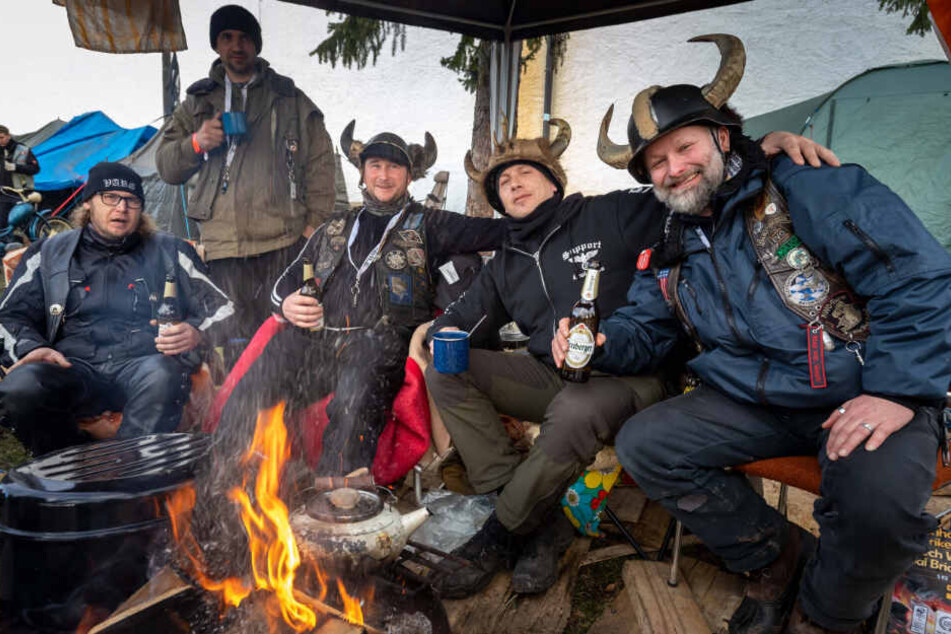 Gut behörnt: Diese Biker-Gruppe aus Nordsachsen und Sachsen-Anhalt sorgt unterhalb der Burgmauer für Stimmung.