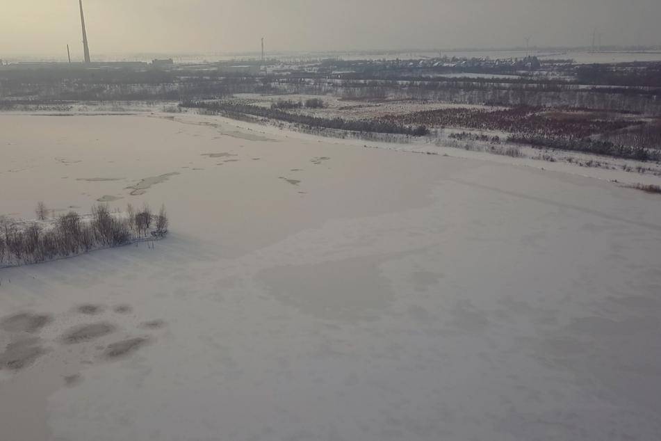 Sowohl auf dem Zwenkauer See als auch auf anderen Gewässern in und um Leipzig bildet sich derzeit eine Eisdecke. Die Feuerwehr warnt jedoch vor einem Betreten der Flächen.