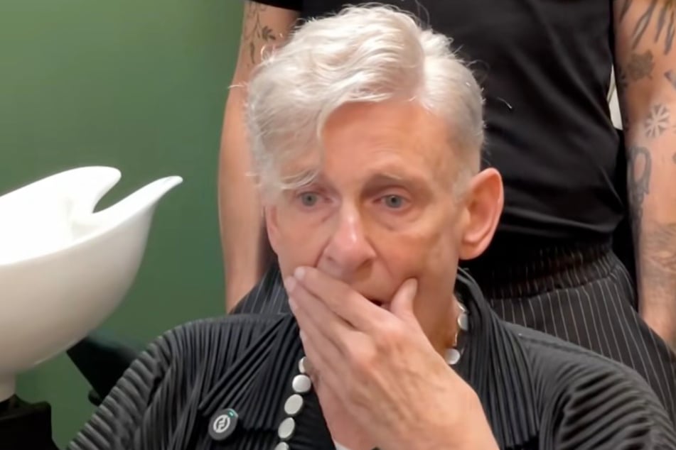 Terence ist völlig fassungslos, als er sich endlich wieder mit voller Haarpracht sieht.