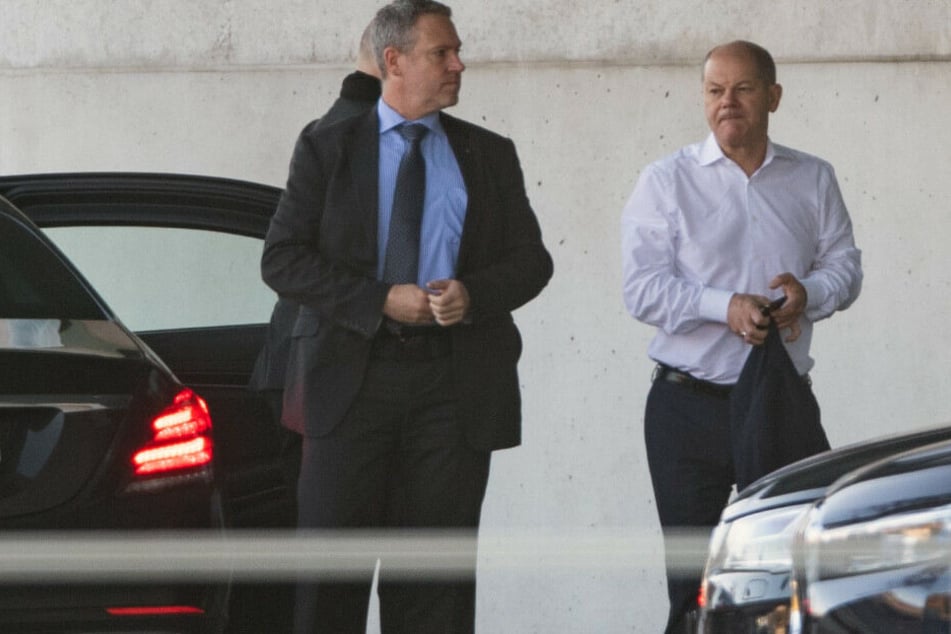 Olaf Scholz (r, SPD), Vizekanzler und Bundesfinanzminister, kommt zum Koalitionsausschuss.