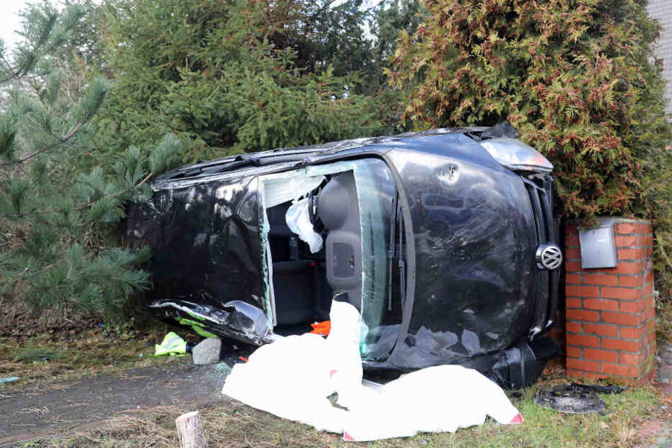 Das Auto kam an einem Grundstück zum Stehen.
