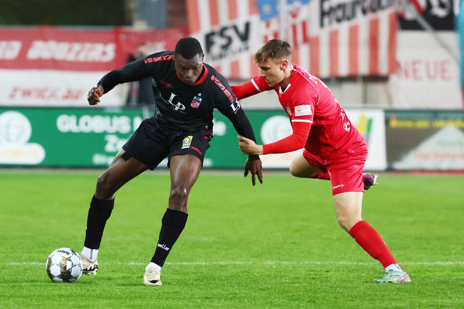 Obed Chidindu Ugondu (24, l.) war für seine Gegenspieler in der Regionalliga kaum zu verteidigen.