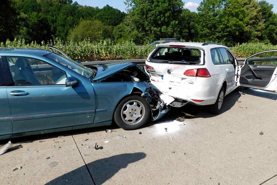 Auf der A4 sind am Mittwochnachmittag mehrere Fahrzeuge ineinander gefahren.