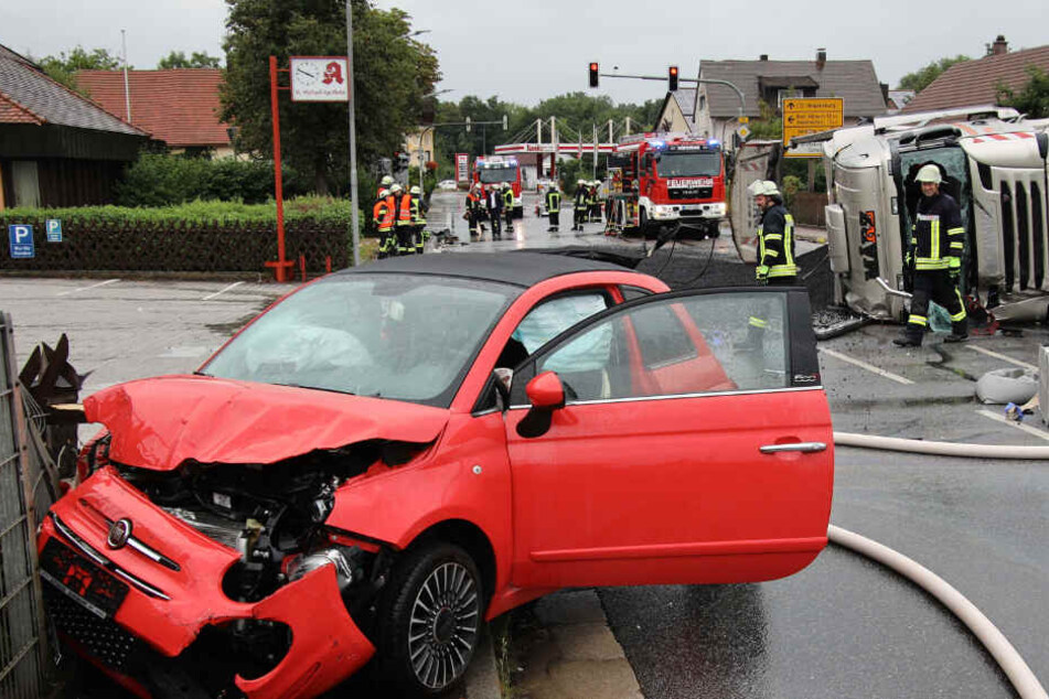 Der Kleinwagen wurde vermutlich von einem der Lkw gerammt und so in den Unfall verwickelt.