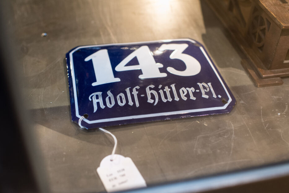 Bei der Auktion werden insgesamt 842 Gegenstände versteigert, darunter diesesEmailleschild und viele persönliche Besitztümer ehemaliger Nazi-Größen.