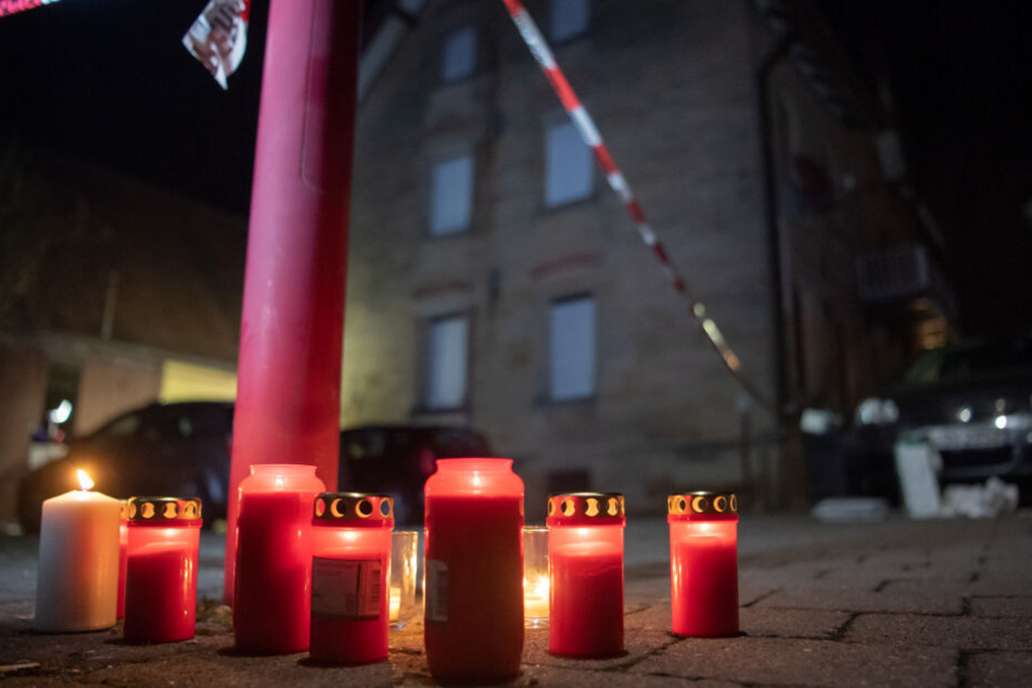 Menschen haben Kerzen am Tatort aufgestellt.