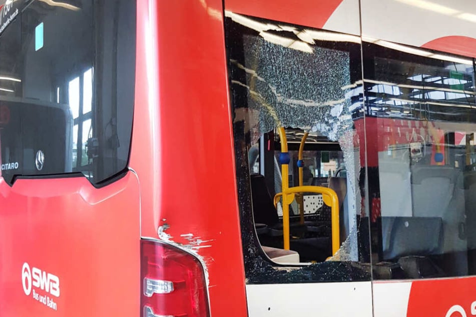 Laut Polizeiangaben hatte sich das Mädchen im hinteren Teil des Busses gegen die Glasscheibe gelehnt, als diese plötzlich zerbrach.