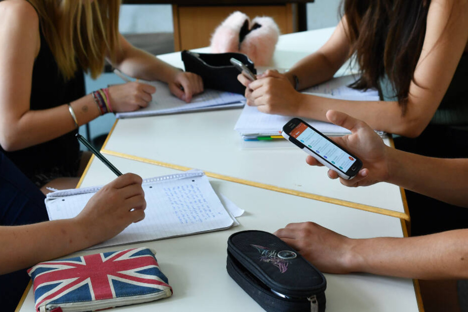 Smartphones an Schulen sorgen häufig für Probleme. (Symbolbild)