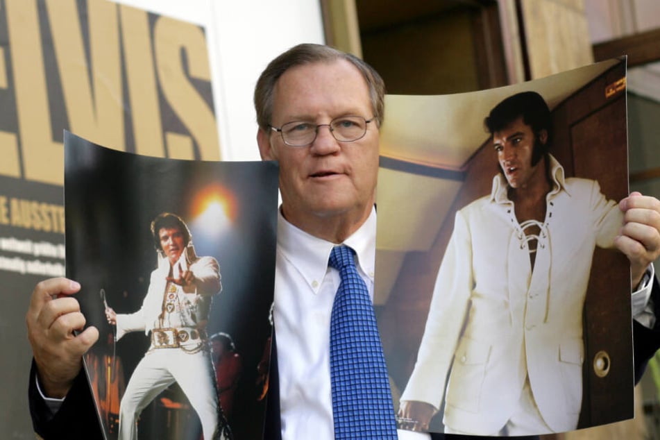 Ed Bonja, ehemaliger langjähriger Elvis- Presley-Konzertfotograf, zeigt zur Eröffnung der Sammlung "Elvis - Die Ausstellung" zwei seiner bekanntesten Bilder.