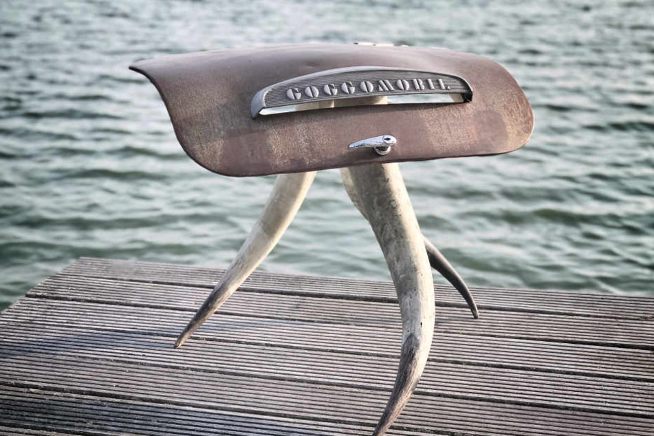 Die Motorhaube eines Goggomobils wurde zum stylishen Tisch umgebaut.