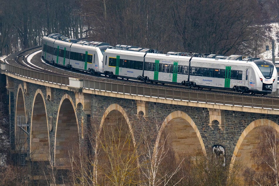 Aktuell sind Akkuzüge zwischen Chemnitz und Leipzig unterwegs. Die Strecke ist nicht elektrifiziert und größtenteils eingleisig. Daran wird sich wohl bis 2035 nichts ändern.