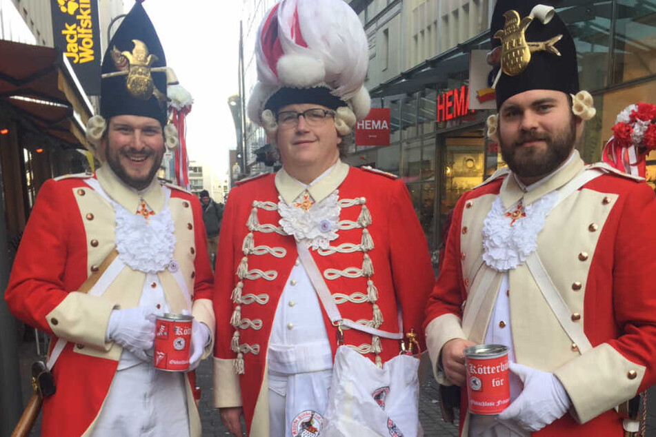 Die Roten Funken gingen mit der Kötterbüchs durch die Kölner Innenstadt.
