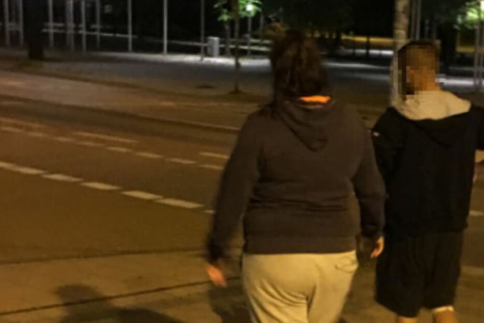 Einer der Angeklagten mit seiner weiblichen Begleitung.