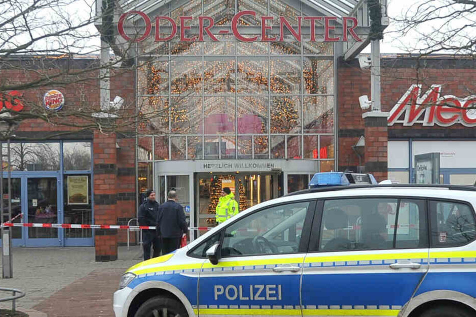 Ein Polizeiauto steht am 16.12.2017 vor dem Einkaufscenter am Landgrabenpark in Schwedt (Brandenburg).