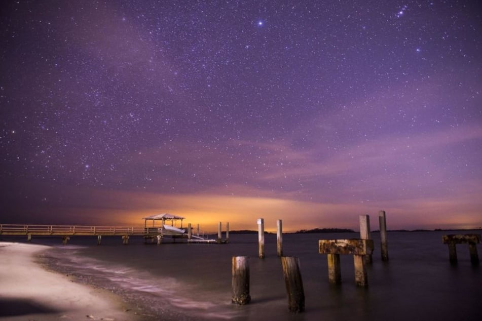 Der Geminiden-Meteorstrom am 14. Dezember am Nachthimmel über Tybee Island (USA).
