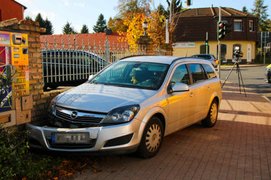 Die Batterie des verunfallten Autos musste abgeklemmt werden