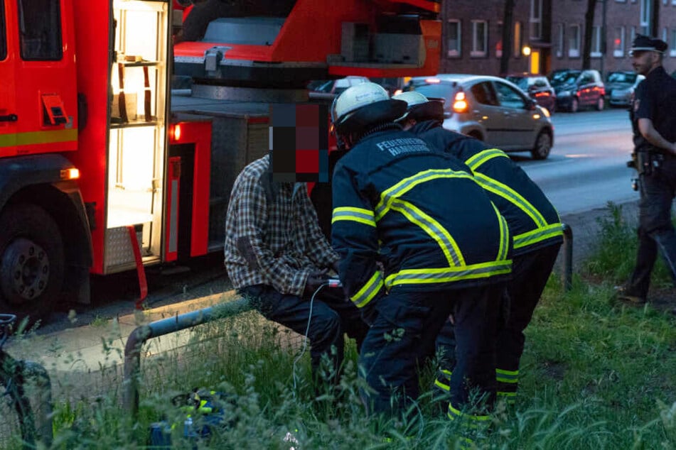 Feuerwehrmänner untersuchten den Wohnungsbesitzer.