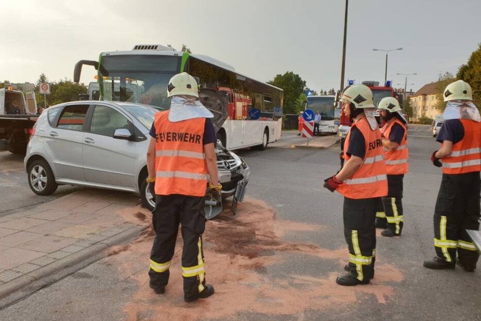 Ein Linienbus ist in Brandenburg an der Havel in ein Auto gekracht.