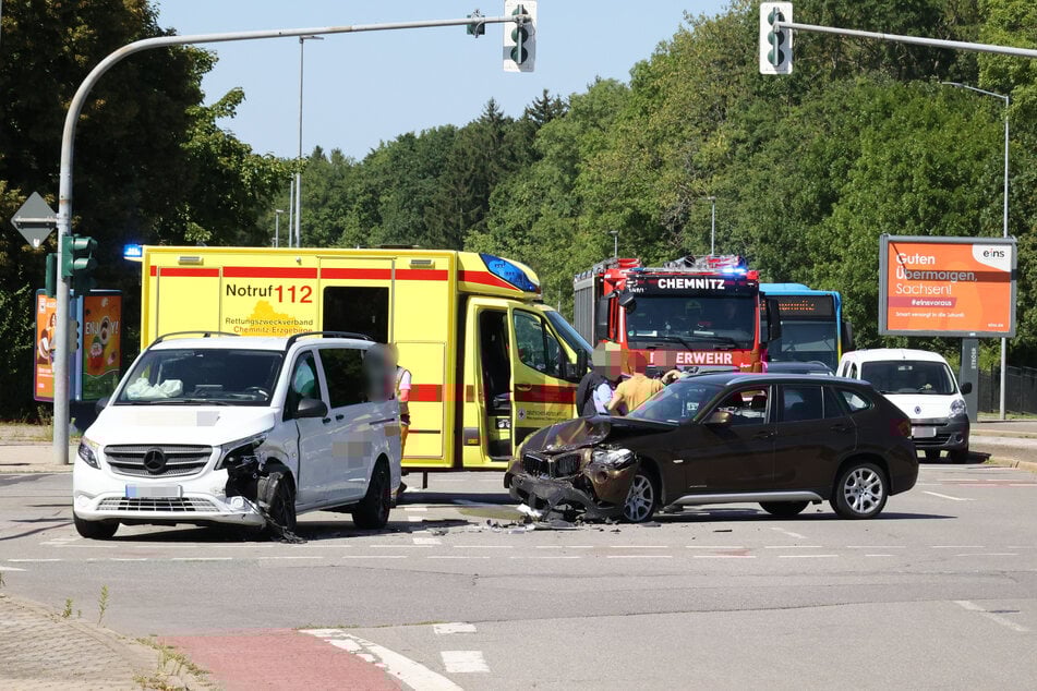 Auf der Kreuzung Reichenhainer Straße/Werner-Seelenbinder-Straße kollidierte am frühen Montagnachmittag ein BMW mit einem Mercedes-Transporter.