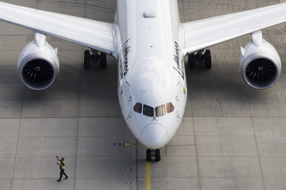 Laut Online-Auskunft des Düsseldorfer Flughafens fallen dort alle 17 Lufthansa-Verbindungen nach Frankfurt und München aus.