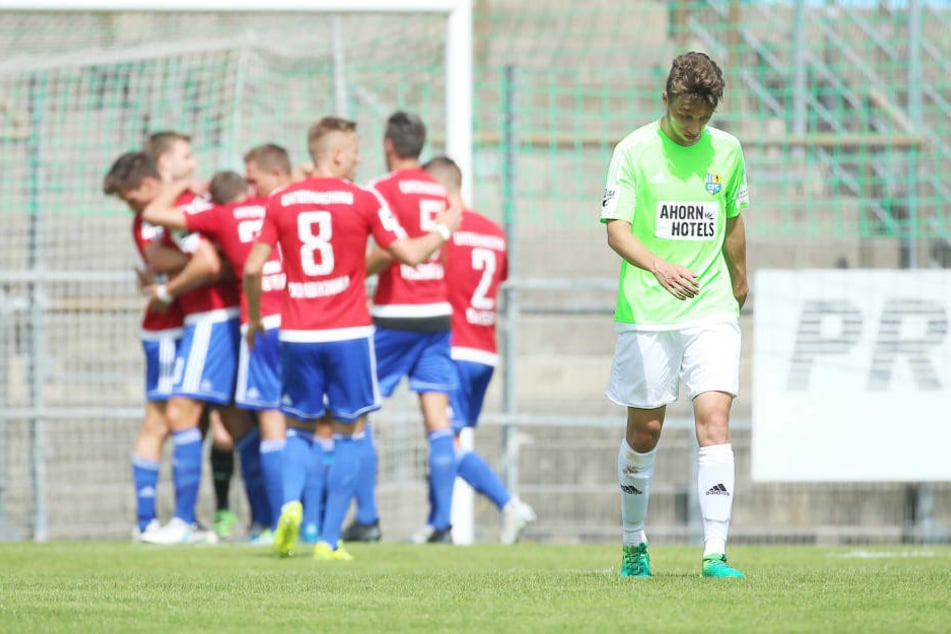 Torjubel nach dem Treffer zum 1:0 durch Torschütze Stephan Hain (Unterhaching) hinter dem enttäuschten Tom Baumgart (Chemnitz).