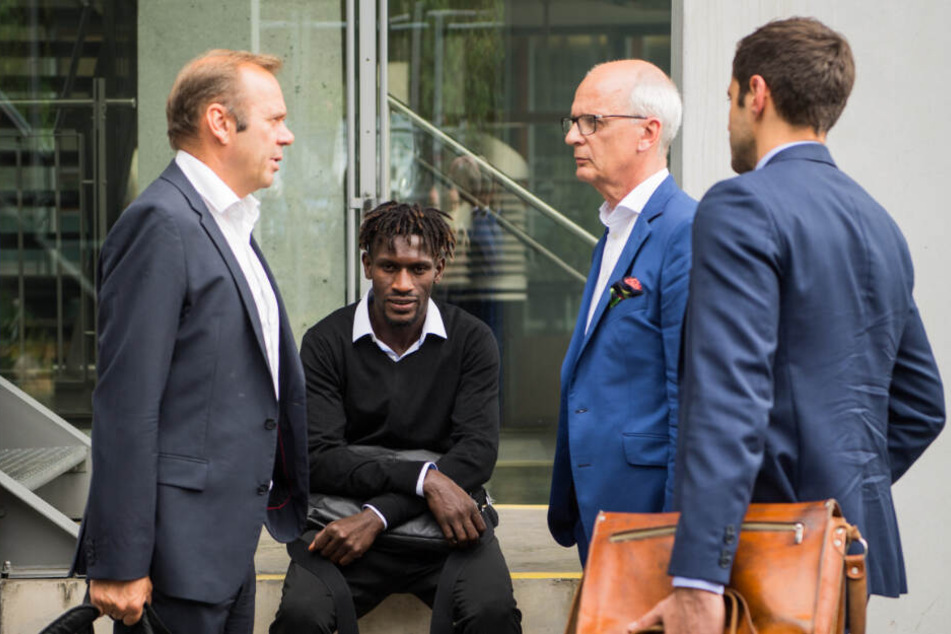Jatta wurde bei seiner DFL-Anhörung von Vereinsboss Bernd Hoffmann (links) begleitet.