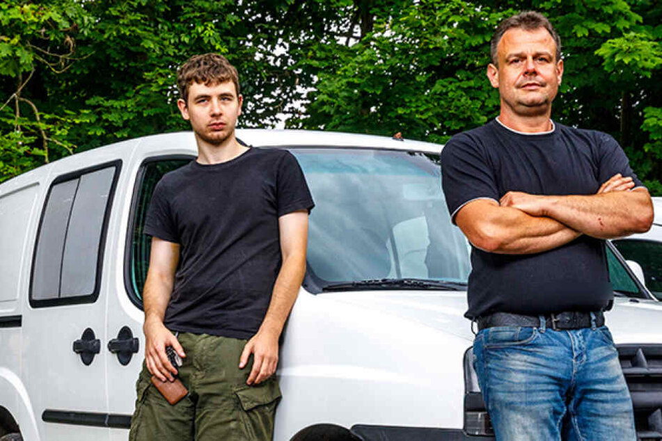 Christoph Göbel (21, l.) wird nie wieder den Schlüssel im
Auto stecken lassen. Jens Flöter (43), Chef vom Menüservice „Burgteich“ fand seinen Lieferwagen
nur wenige Kilometer hinter der Grenze.