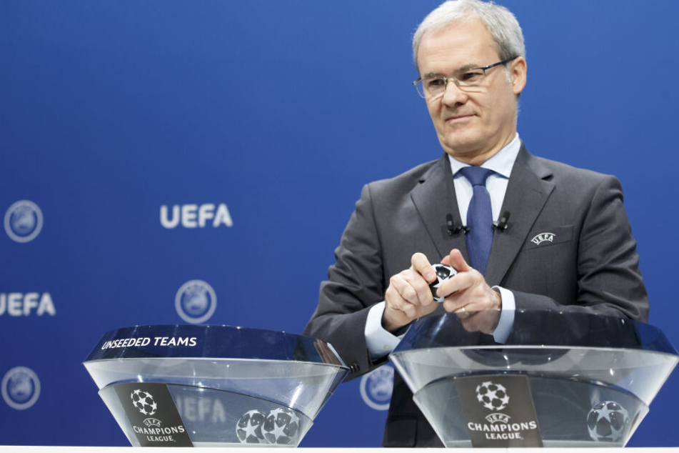 Giorgio Marchetti, stellvertretender UEFA-Generalsekretär, ist bei den Auslosungen der Ziehungsleiter.
